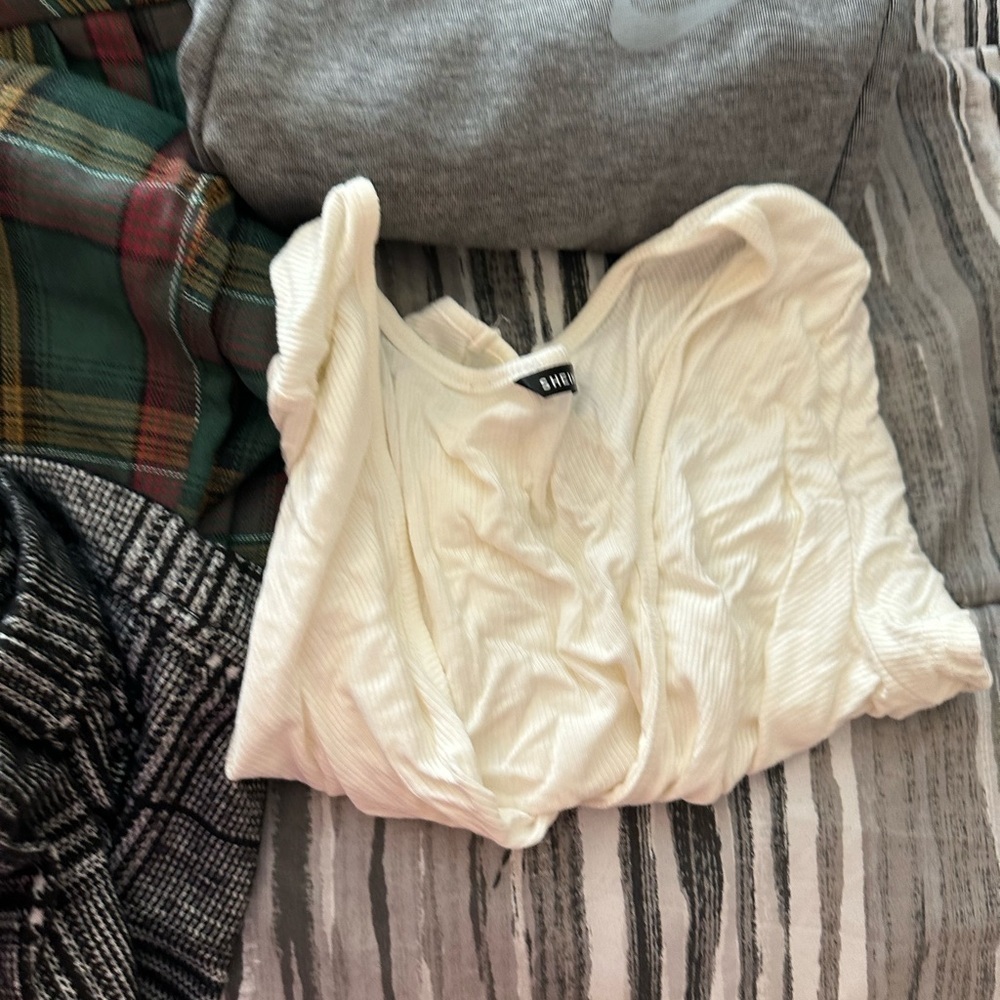 Assorted large clothes - Picture 7 of 9